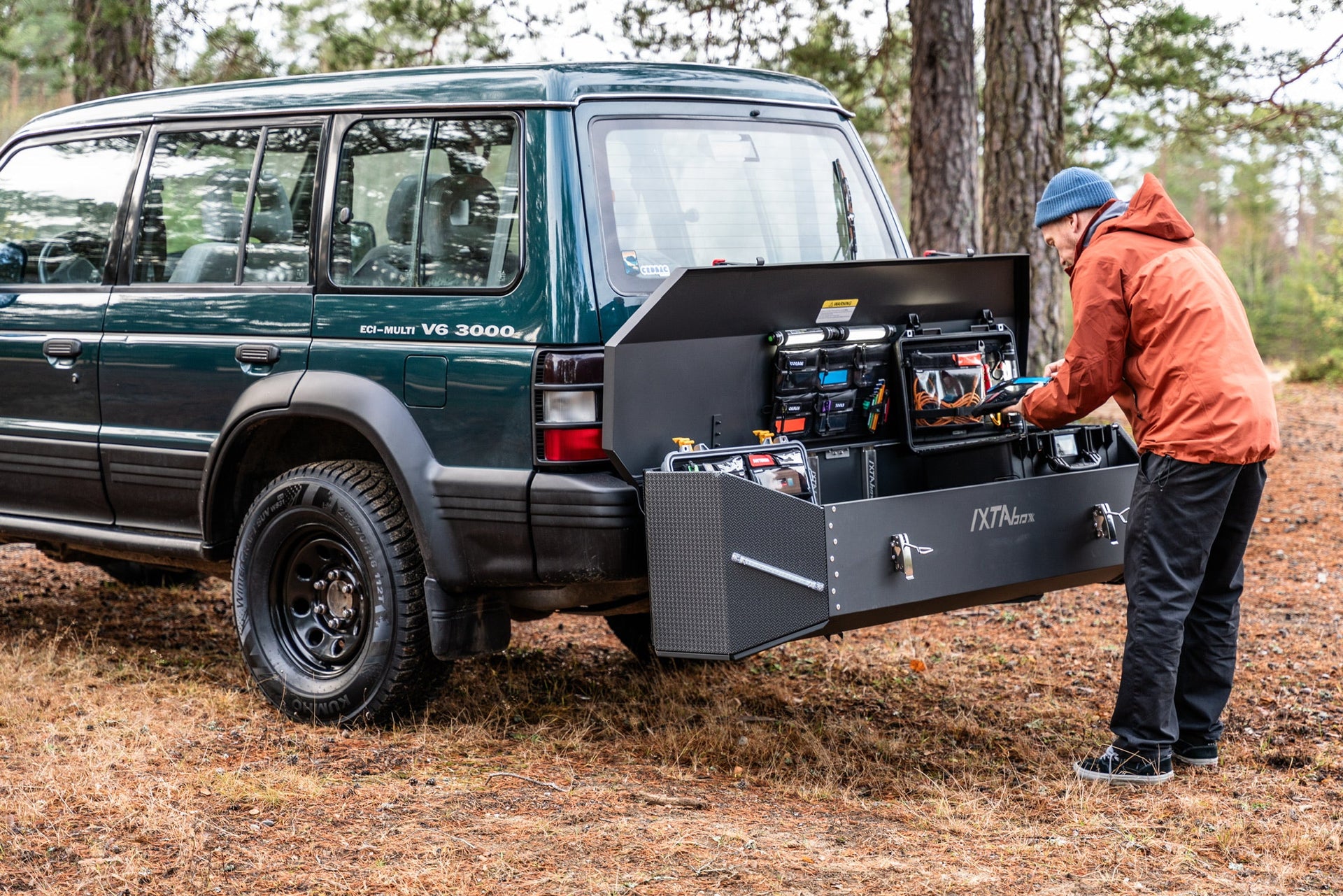 Roof box vs towbar box – Which solution is right for you? - IXTAbox