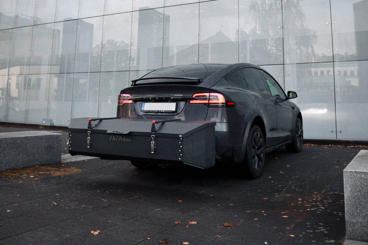 Tesla s boxem IXTAbox na tažném zařízení